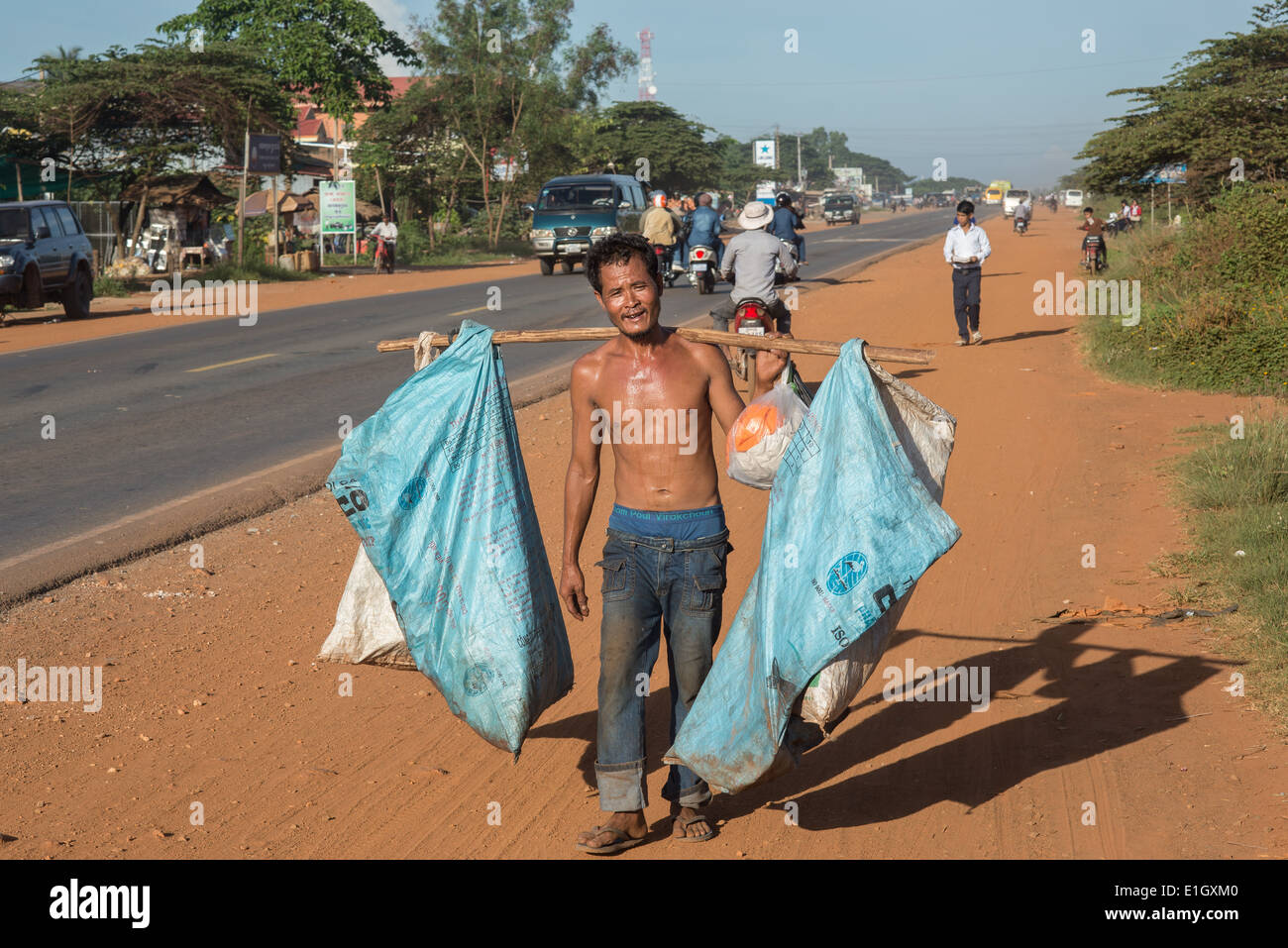 Vacche,Persone pendolari ,in bicicletta su una strada polverosa ,in Cambogia ,carrello, Foto Stock