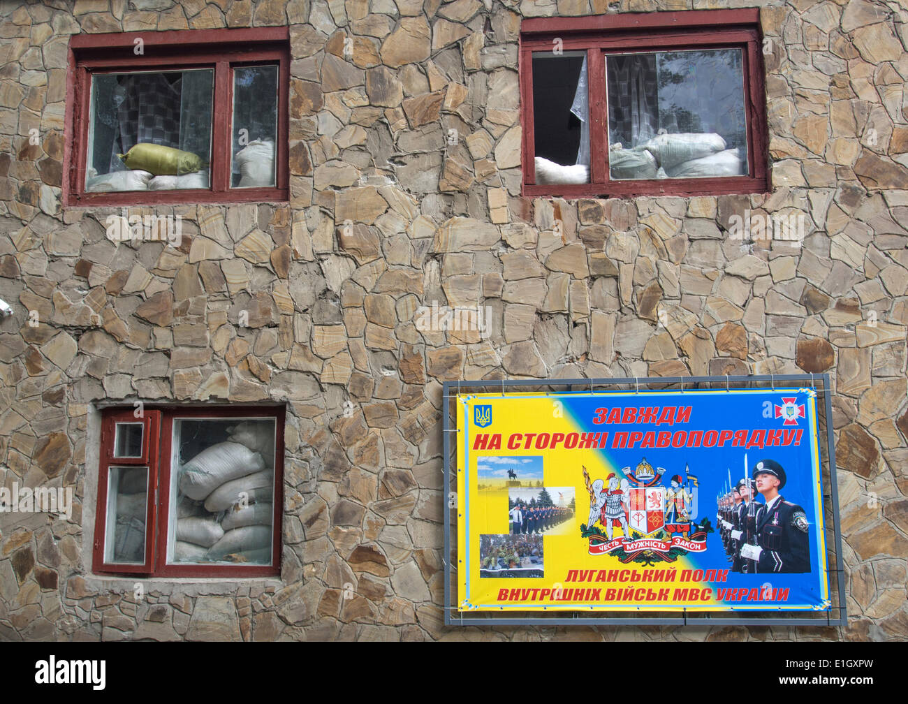 Luhansk, Ucraina, 04 Giugno, 2014. Sede del reggimento edificio con finestre rotte -- In Luhansk militanti hanno colto l'accampamento militare in cui il reggimento era di stanza patrol Guardia Nazionale dell'Ucraina. Assault è durato più di dieci ore. Circa 300 militanti sparati da fucili mitragliatrici, malte e lanciagranate, cecchini, anche. Credito: Igor Golovnov/Alamy Live News Foto Stock