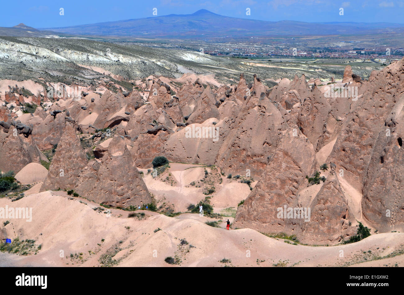 Cappadocia,Turchia. Strano landsof favole con un cappuccio di basalto che si rinnova, causata da due vulcani Erciyes,& Hasan Foto Stock