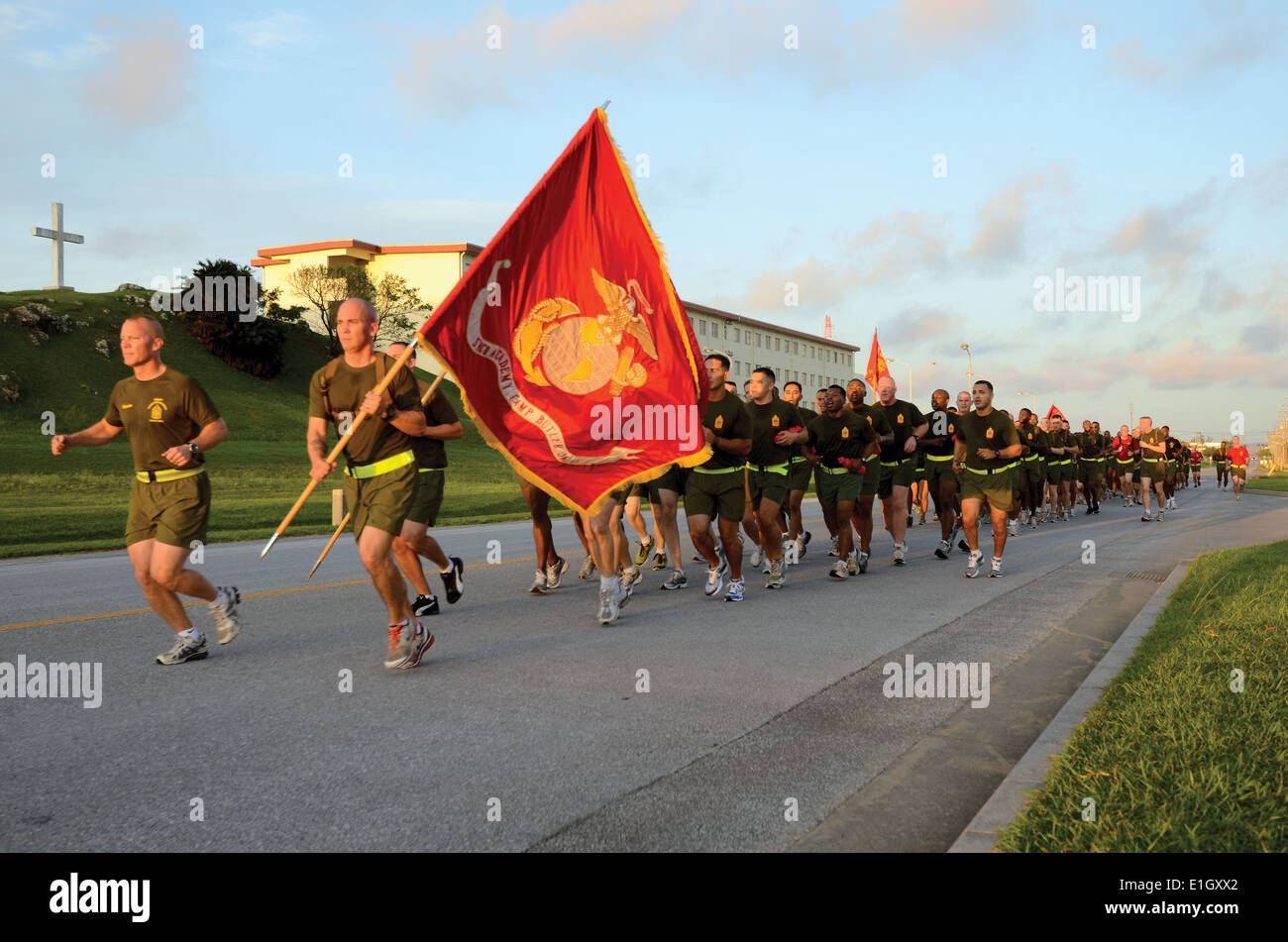 Marines suono off come una unità in risposta a cadenza, costruendo il lavoro di squadra e di motivazione durante una esecuzione motivazionale su Camp Hansen A Foto Stock