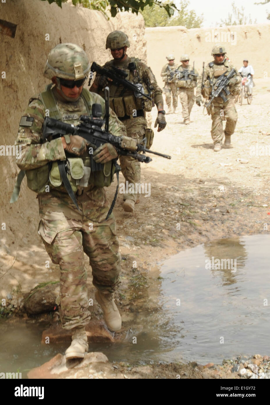 Stati Uniti Army Sgt. 1. Classe John Shimkus, anteriore, un plotone sergente con la Kandahar Provincial Reconstruction Team (PRT), la crosse Foto Stock