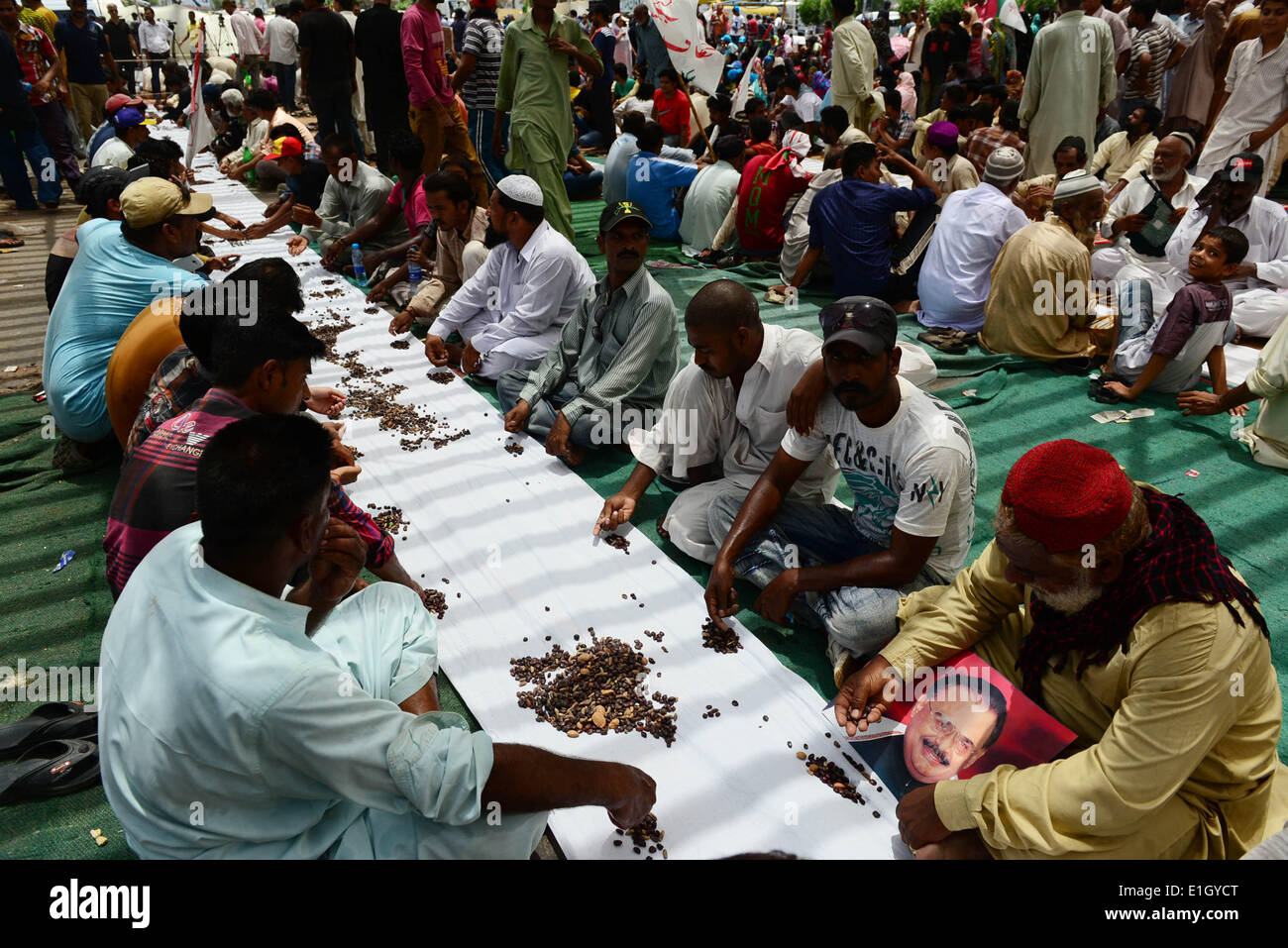 Karachi, Altaf Hussain. Il 4 giugno, 2014. I sostenitori del Muttahida Qaumi Movement (MQM) frequentano un sit-in di protesta che condanna l'arresto a Londra del suo leader, Altaf Hussain, nel sud del Pakistan città portuale di Karachi il 4 giugno 2014. La protesta continua e le attività commerciali sono state sospese in Pakistan meridionale della città portuale di Karachi il mercoledì dopo Muttahida Qaumi Movement (MQM) capo Altaf Hussain era stato arrestato il martedì per l'interrogazione in Gran Bretagna, i media locali hanno riferito. Credito: Masroor/Xinhua/Alamy Live News Foto Stock