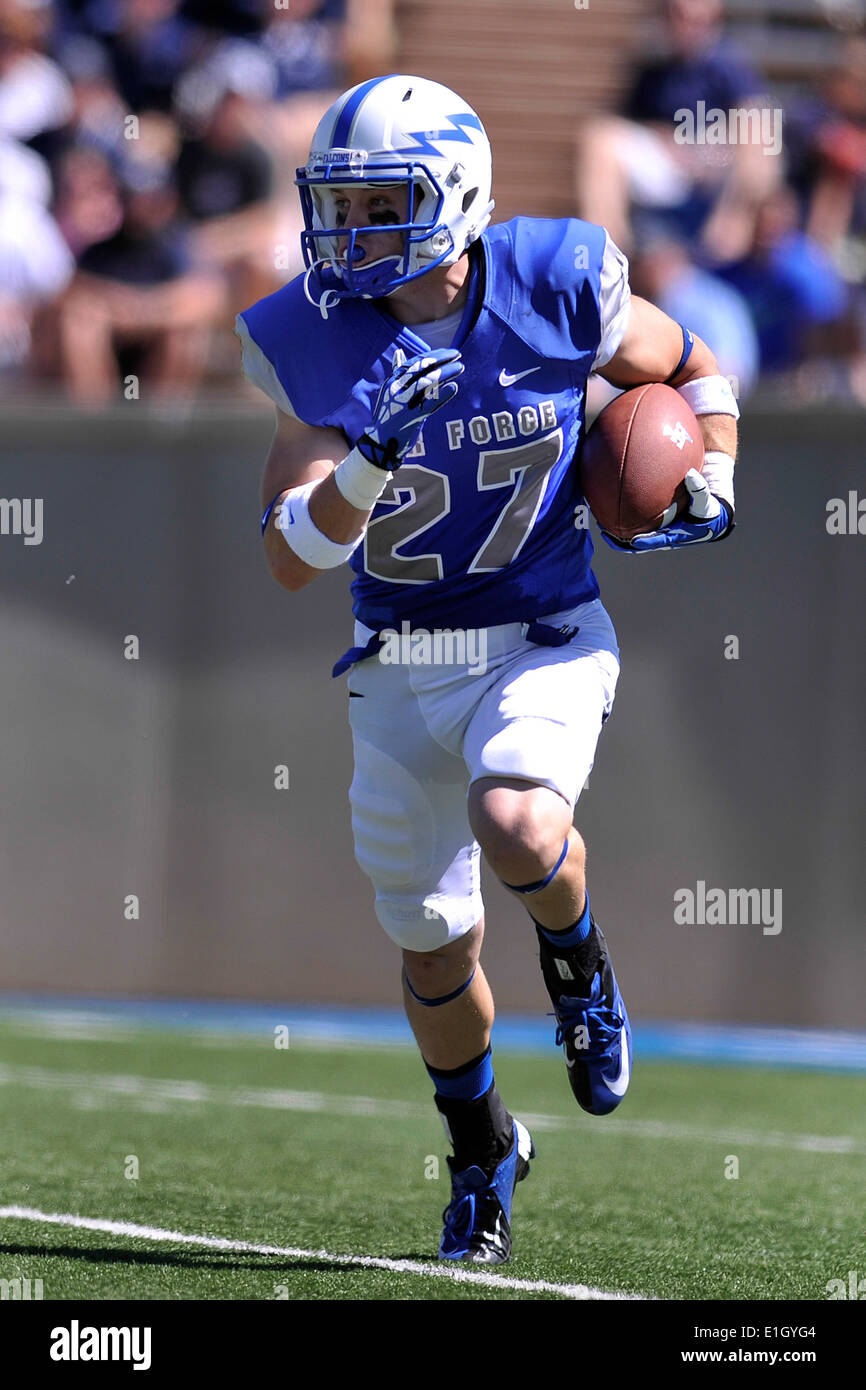 Ty MacArthur, senior giocatore di football per gli Stati Uniti Air Force Academy falchi, corre la sfera verso il basso il campo durante una partita di football g Foto \u0026 Immagine Stock: