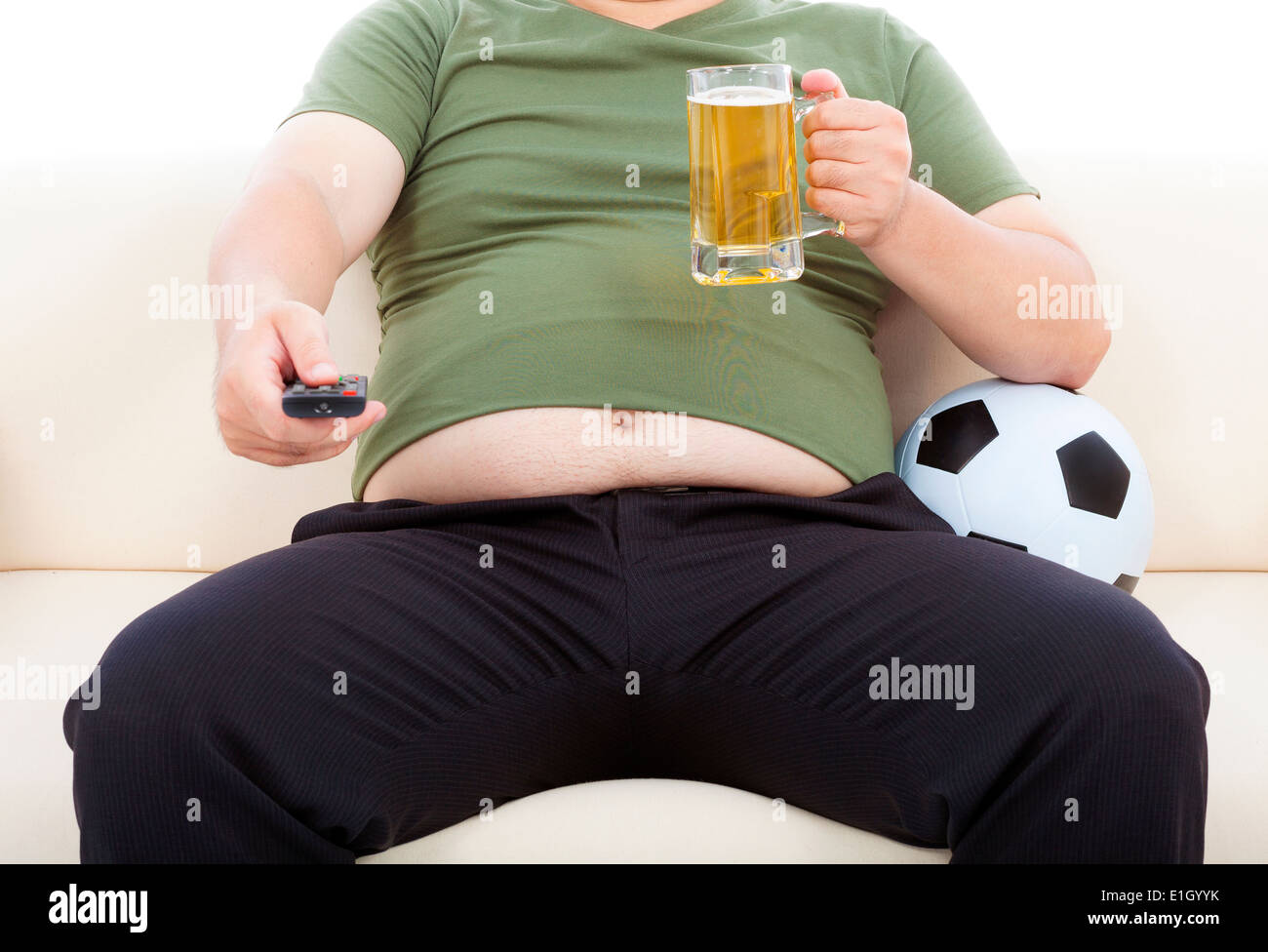 Fat Man bere birra e seduto sul divano per guardare la televisione Foto Stock