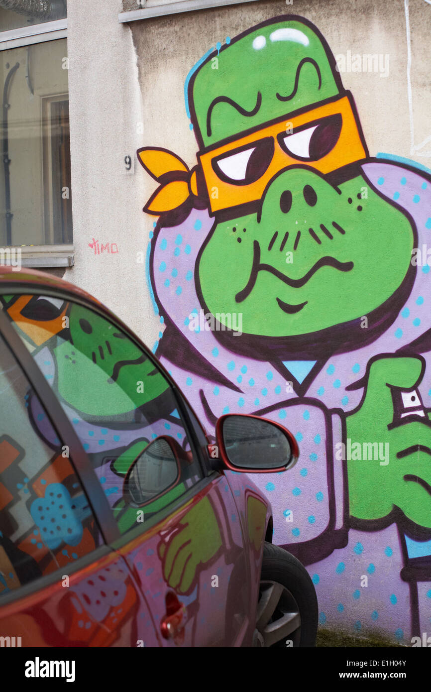 Green monster street art graffiti riflessa in auto a Bristol Foto Stock