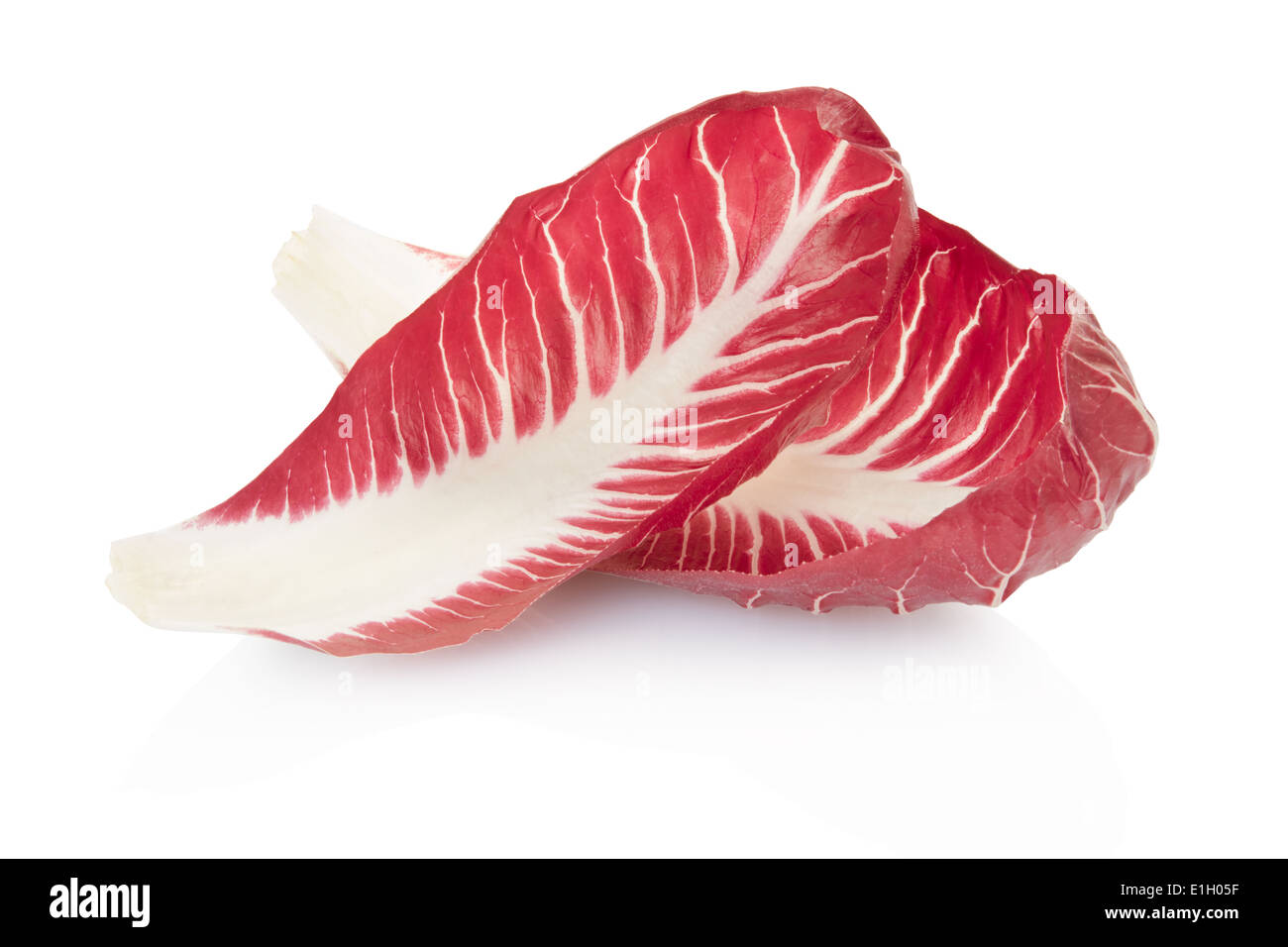 Radicchio, foglie di insalata di rosso su bianco Foto stock - Alamy