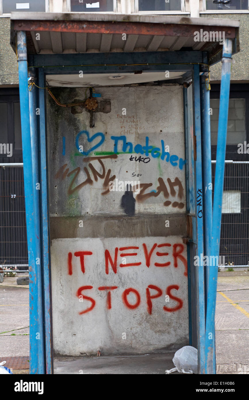 Non si ferma mai - graffiti e vandalismo a Bristol Foto Stock