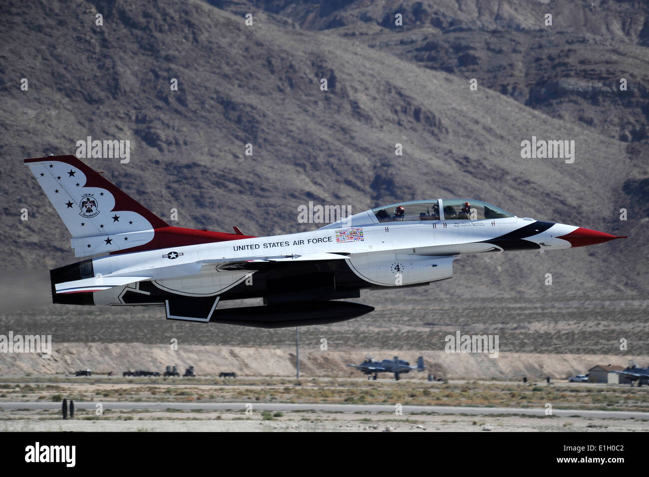 Stati Uniti Air Force Capt. Nicholas Holmes, Thunderbird 4, slot pilota, e driver di IndyCar J.R. Hildebrand, decolla in F-16 Figh Foto Stock