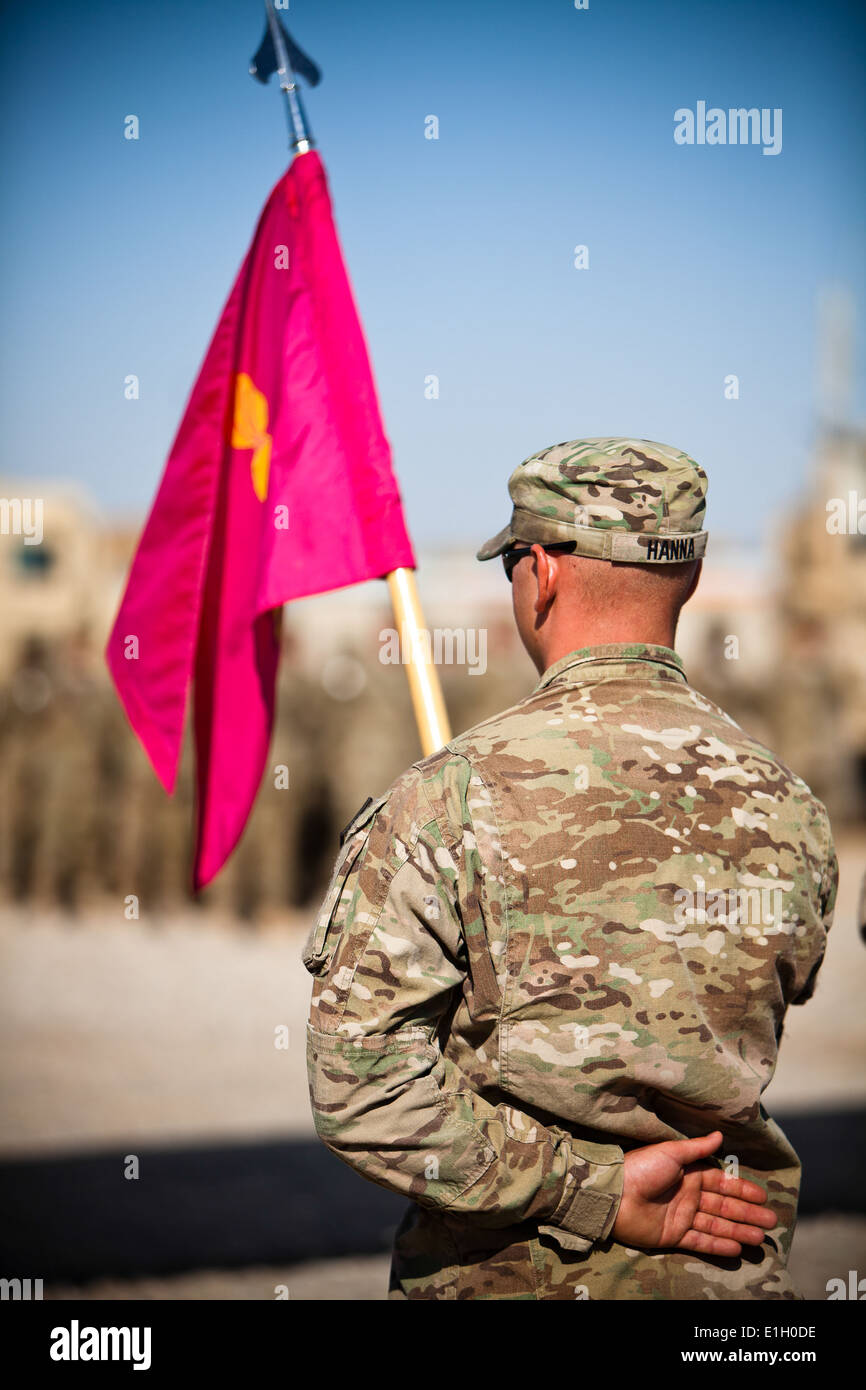 Un U.S. Soldato dell'esercito con 129contro il supporto del battaglione di supporto (CSSB), sorge nella formazione durante un trasferimento di autorità Foto Stock