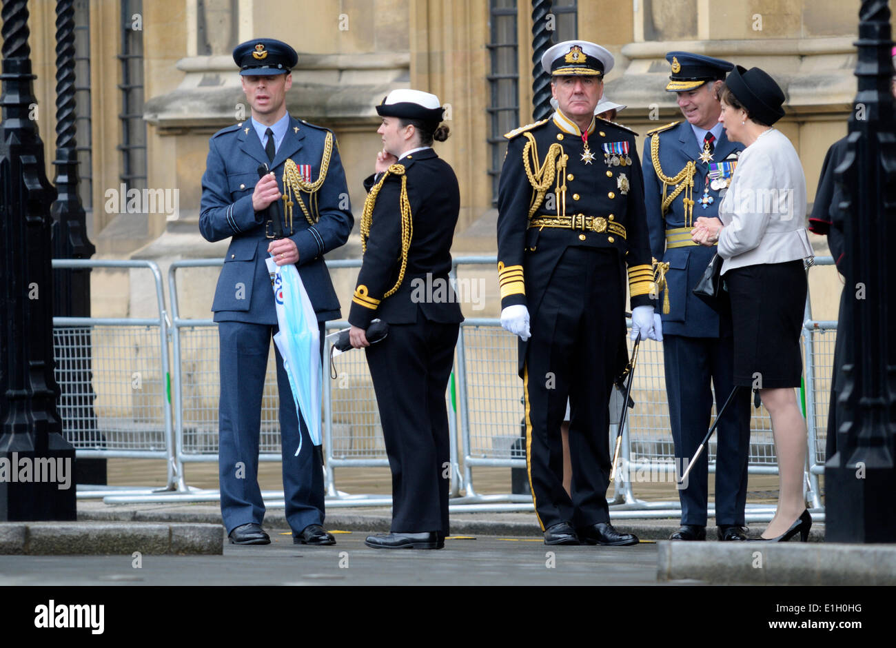 Londra, Regno Unito. 04 Giugno, 2014. Lo stato Apertura del Parlamento, Westminster, London. Dignitari militari in attesa per le loro vetture dopo la cerimonia Foto Stock