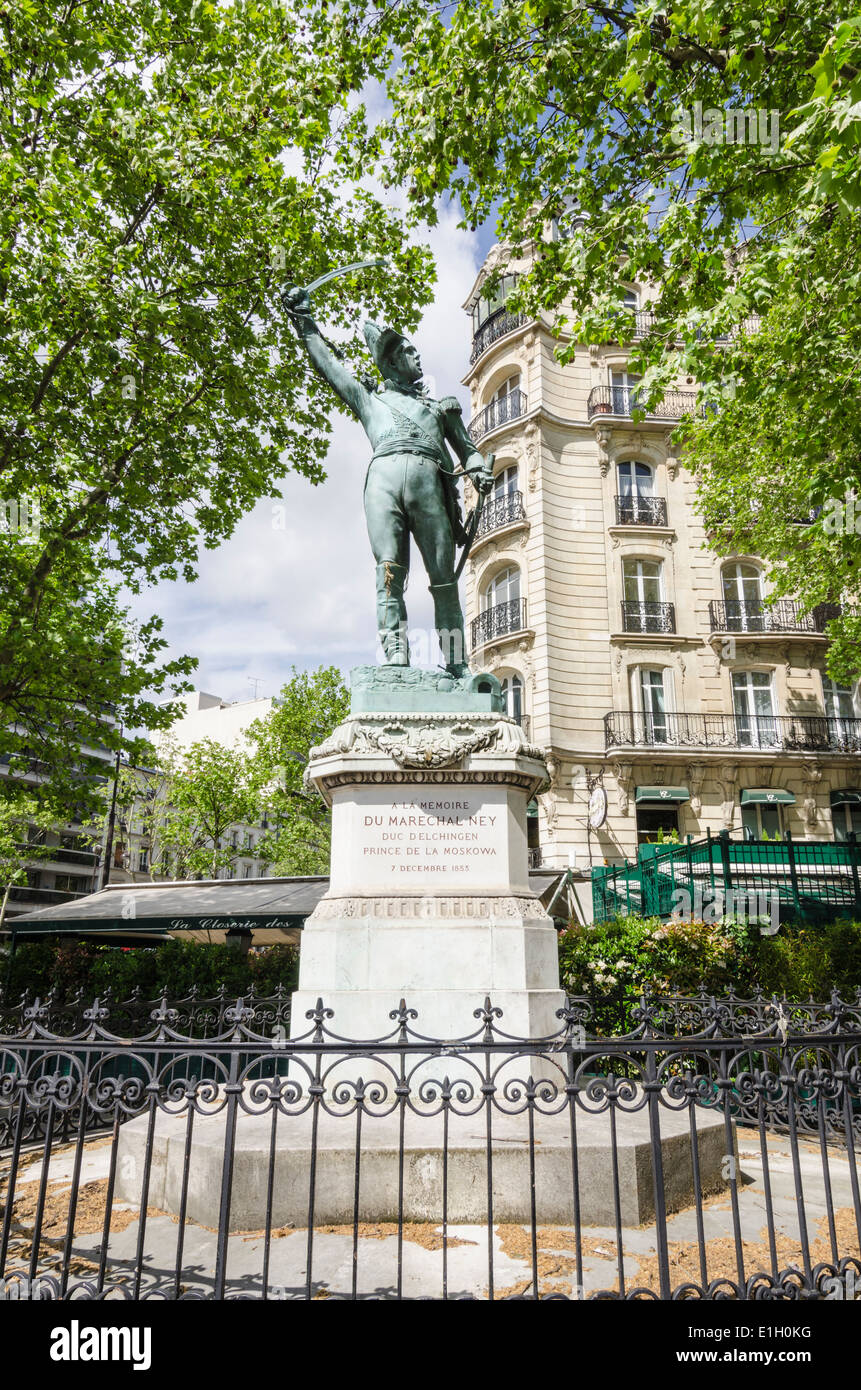 Statua in bronzo del Maresciallo Ney vicino ai giardini del Lussemburgo, Parigi, Francia Foto Stock