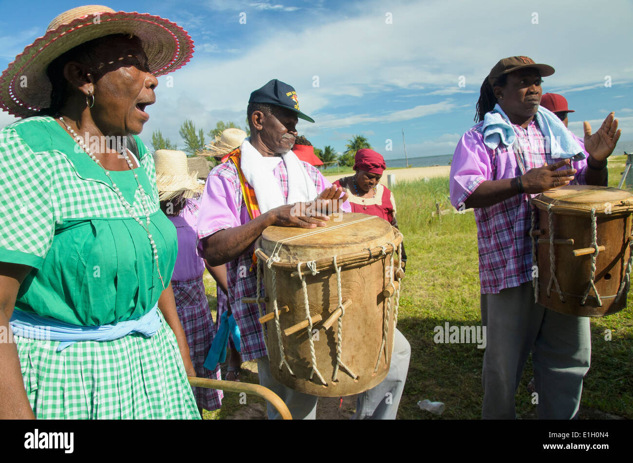 Hopkins Village, Belize, - Novembre 19, 2013: i cantanti e i percussionisti eseguire presso il Garifuna annuale di liquidazione alle celebrazioni del Giorno Foto Stock