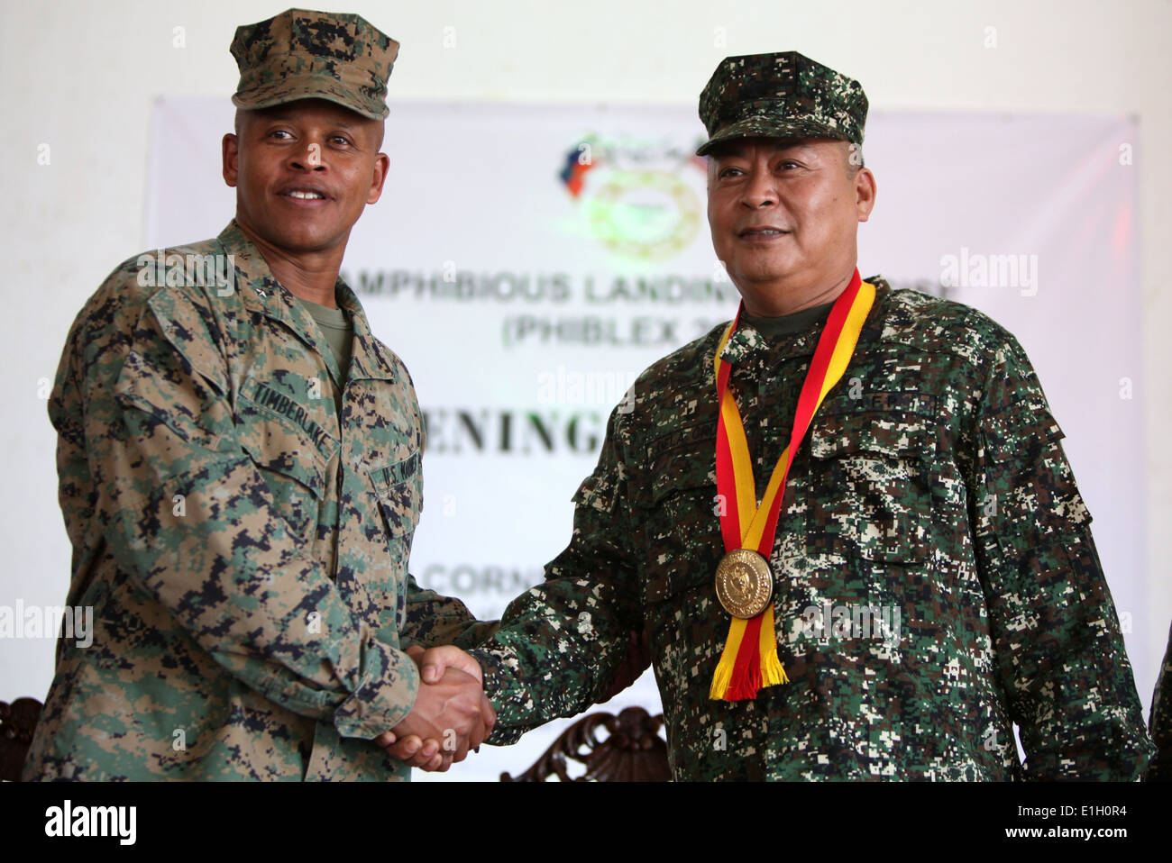 Stati Uniti Marine Corps Brig. Gen. Craig Q. Timberlake, il comandante generale della terza Marine Expeditionary Brigade, scuote le mani Foto Stock