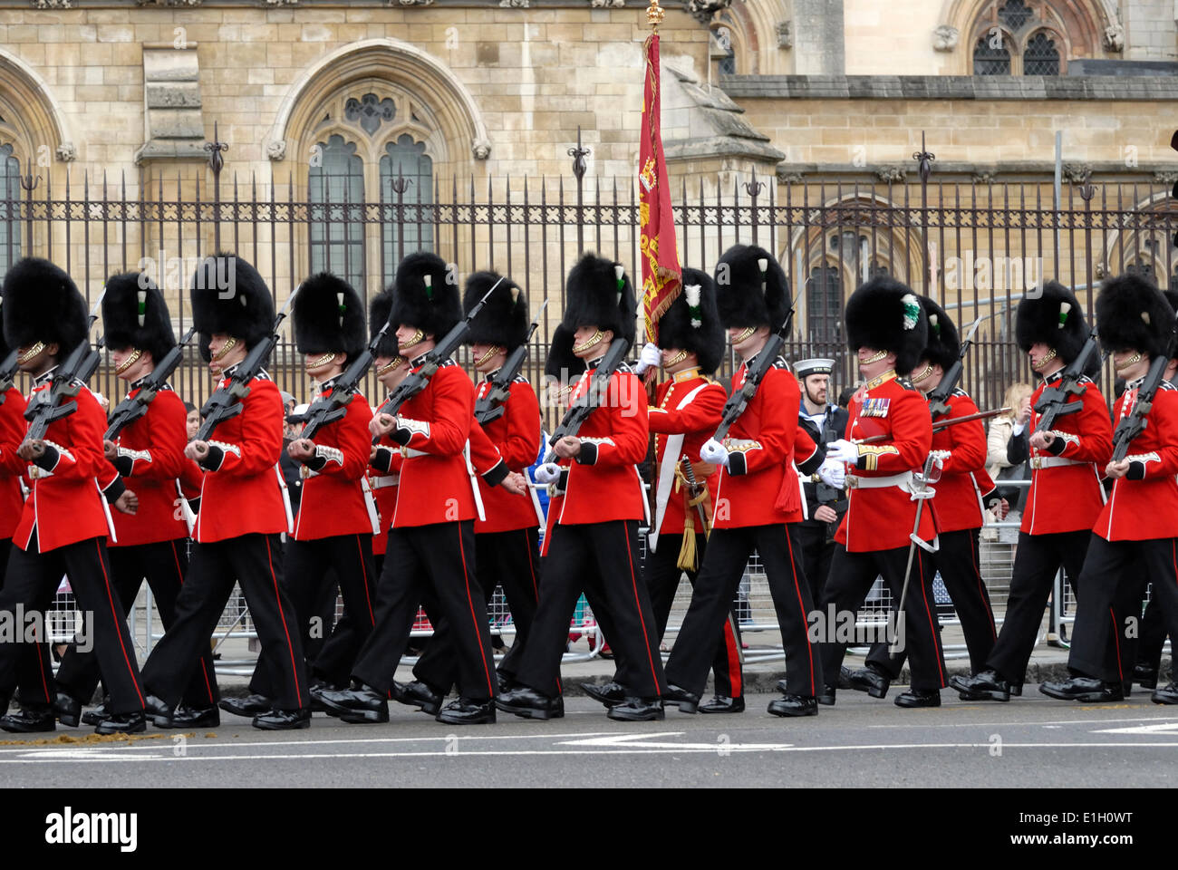 Lo stato Apertura del Parlamento, Westminster, London. Membri della Guardia gallese marching dopo la cerimonia. Londra, Regno Unito. 04 Giugno, 2014. Foto Stock