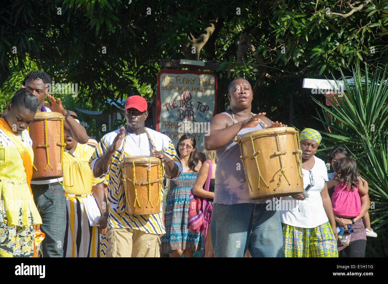Hopkins Village, Belize, - 19 Novembre 2013: Il Garifuna annuale di liquidazione celebrazioni a flusso pieno. Foto Stock