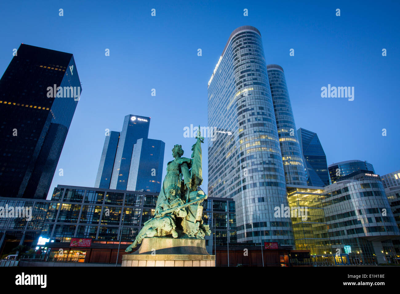 La Défense de Paris - memorial statua con i moderni edifici del quartiere della Défense, Parigi Francia Foto Stock