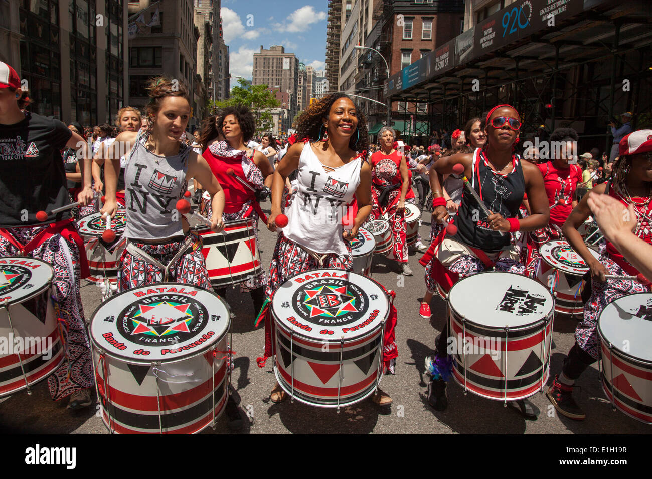 Batala NYC è una band di batterio femminile afro-brasiliana Samba Reggae. Qui visto alla NYC Dance Parade. Foto Stock