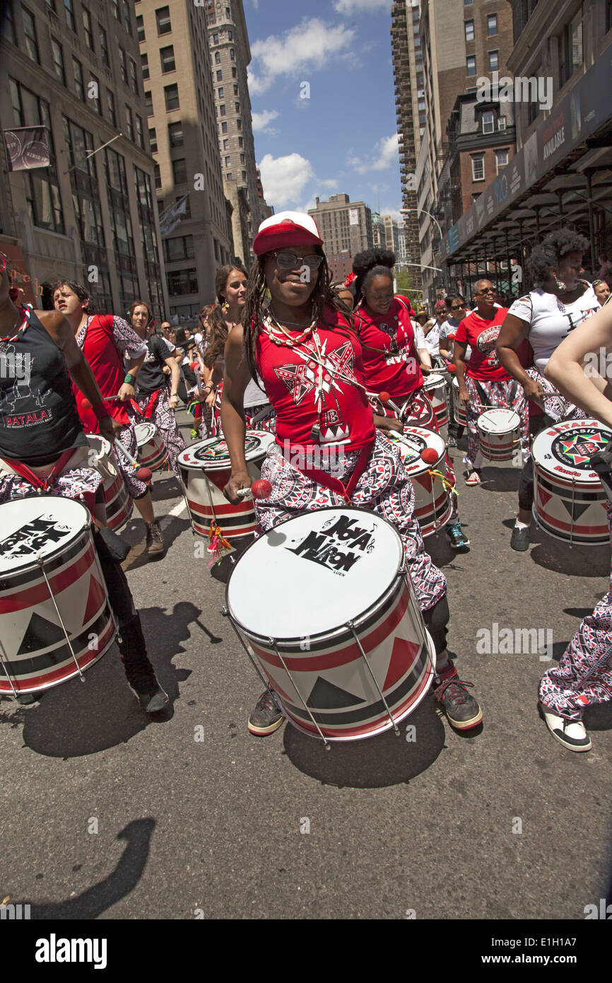 Batala NYC è un tutti womens Afro-brasiliana di samba tambureggiante reggae band. Qui si vede a NYC Dance Parade. Foto Stock