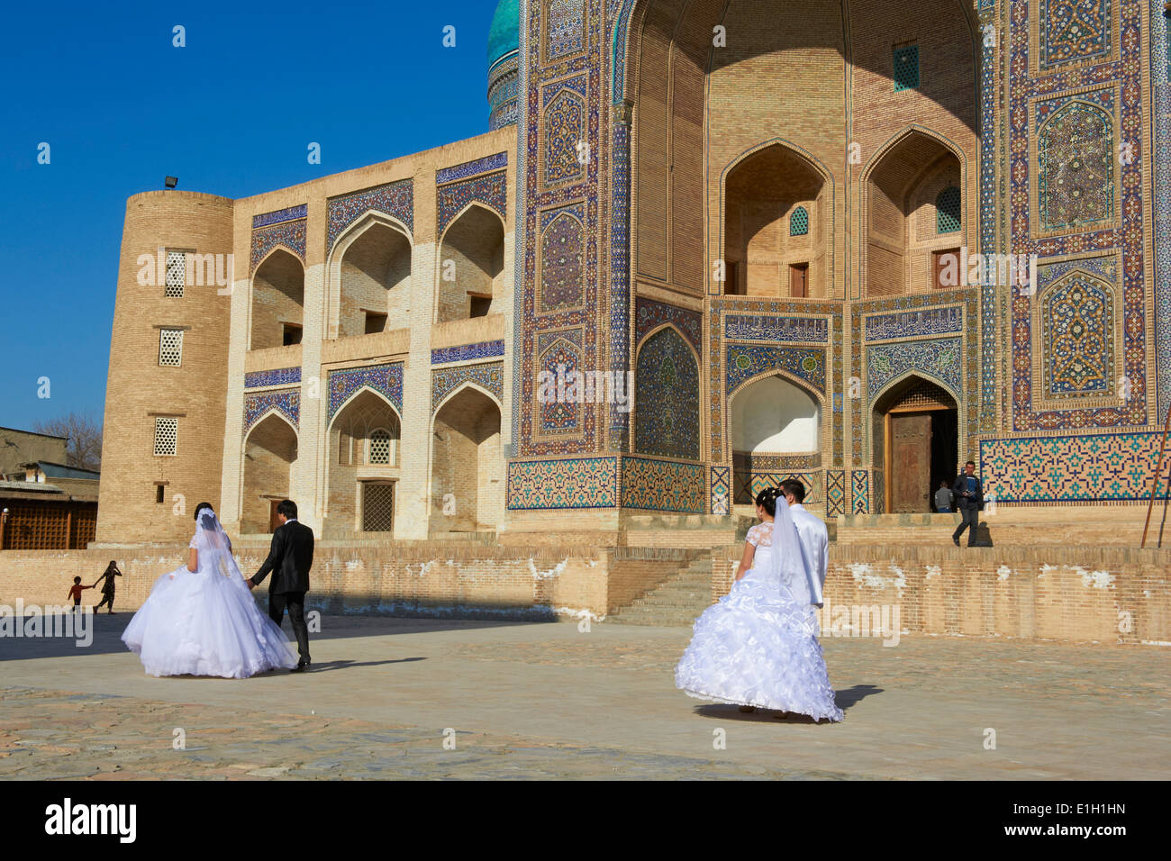 Uzbekistan Bukhara, Patrimonio Mondiale dell Unesco, matrimonio nella parte anteriore del Mir mi madrasah araba Foto Stock