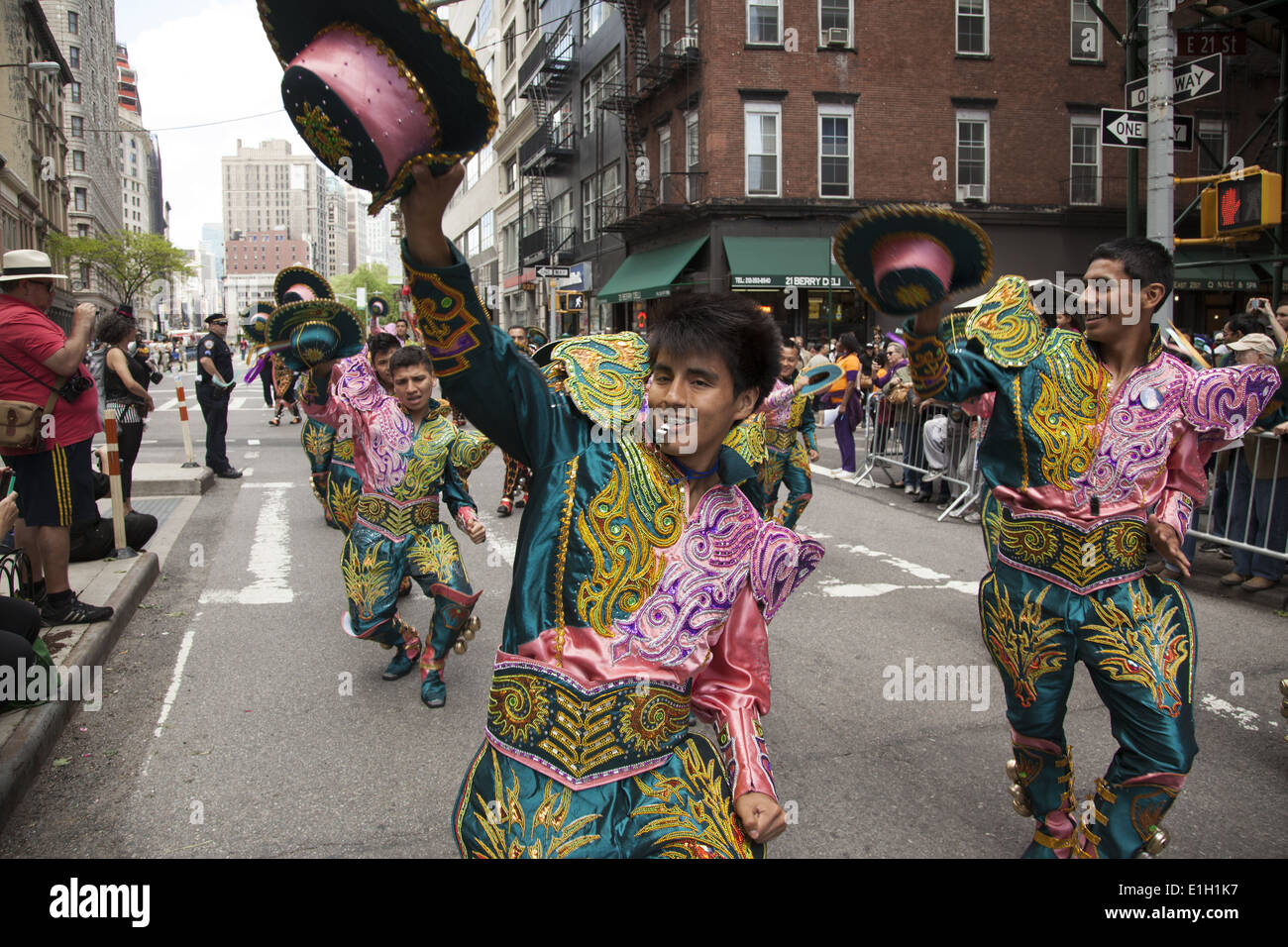 Molti gruppi di ballo da molte culture diverse partecipare al NYC Dance Parade su Broadway in Manhattan. Boliviano. Foto Stock