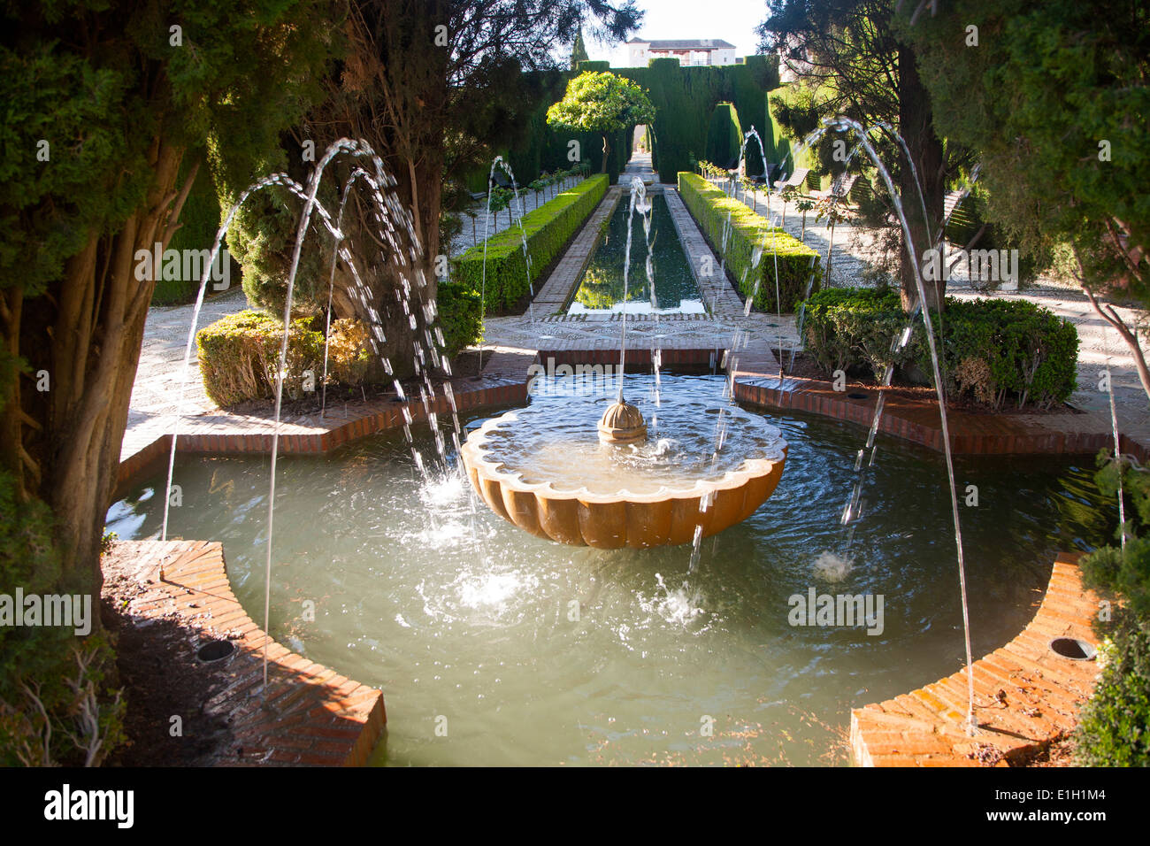 Fontane ad acqua, abbassare il Generalife palace gardens, Alhambra di Granada, Spagna Foto Stock