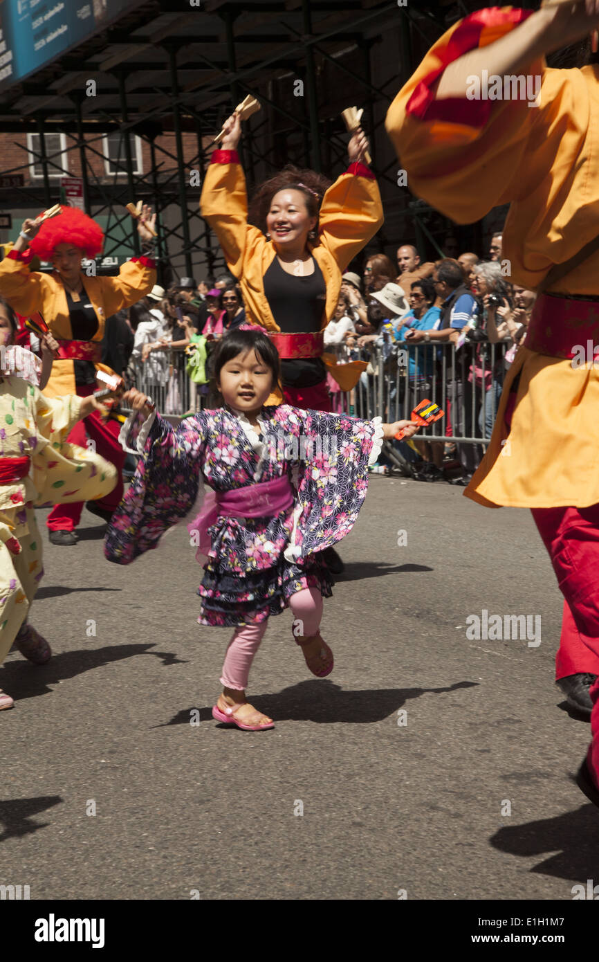 Molti gruppi di ballo da molte culture diverse partecipare al NYC Dance Parade su Broadway in Manhattan. Il coreano Foto Stock