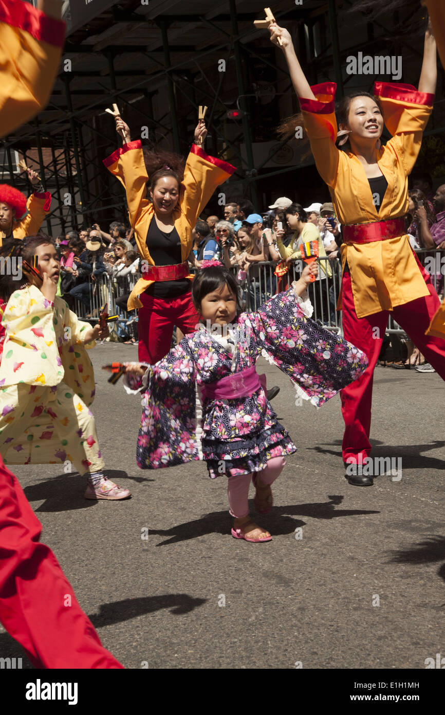 Molti gruppi di ballo da molte culture diverse partecipare al NYC Dance Parade su Broadway in Manhattan. Il coreano Foto Stock