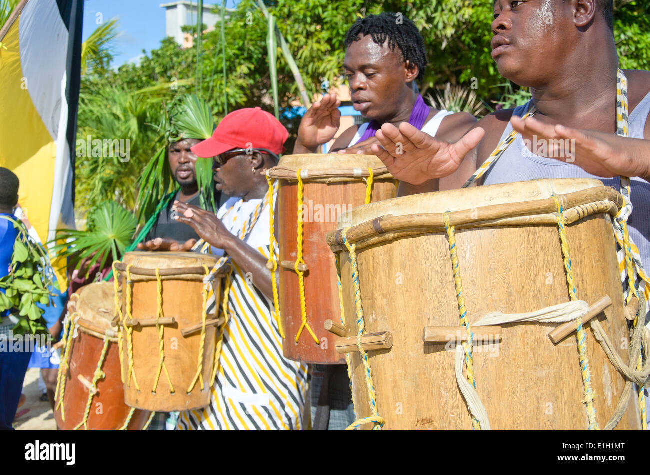 Hopkins Village, Belize, - 19 Novembre 2013: Il Garifuna annuale di liquidazione celebrazioni a flusso pieno. Un procssession di si Foto Stock