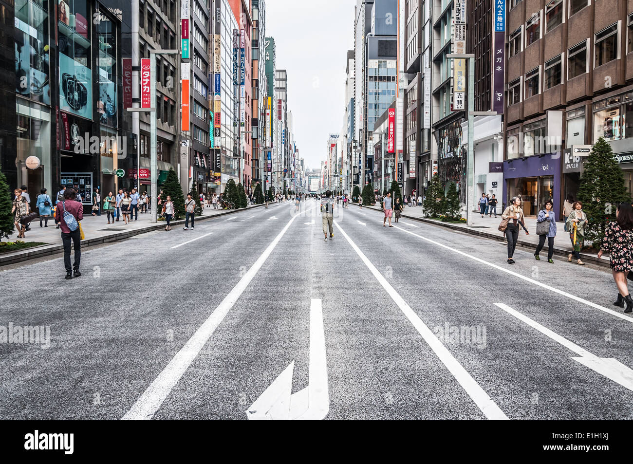 Gli amanti dello shopping potrete girovagare per le strade di Ginza a Tokyo in Giappone. Foto Stock