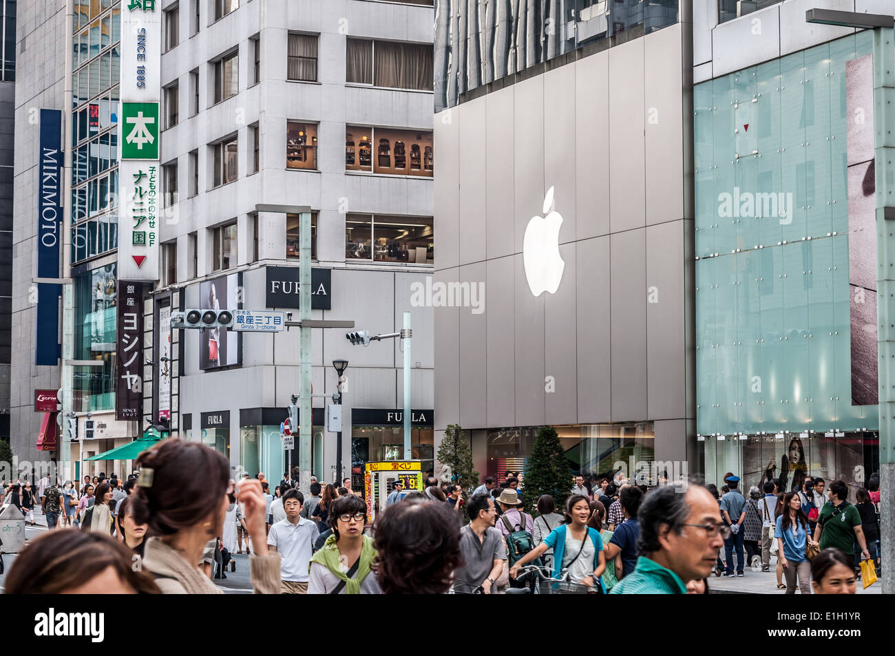 Gli amanti dello shopping potrete girovagare per le strade di Ginza a Tokyo in Giappone. Foto Stock