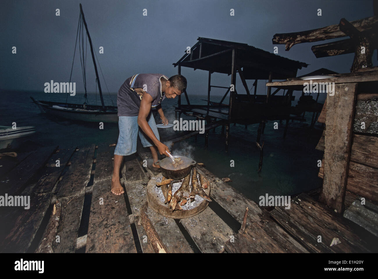 Indiani Miskito pescatore la cottura di tartaruga verde (Chelonia Mydas) carne, Puerto Cabezas, Nicaragua - Mar dei Caraibi. Foto Stock