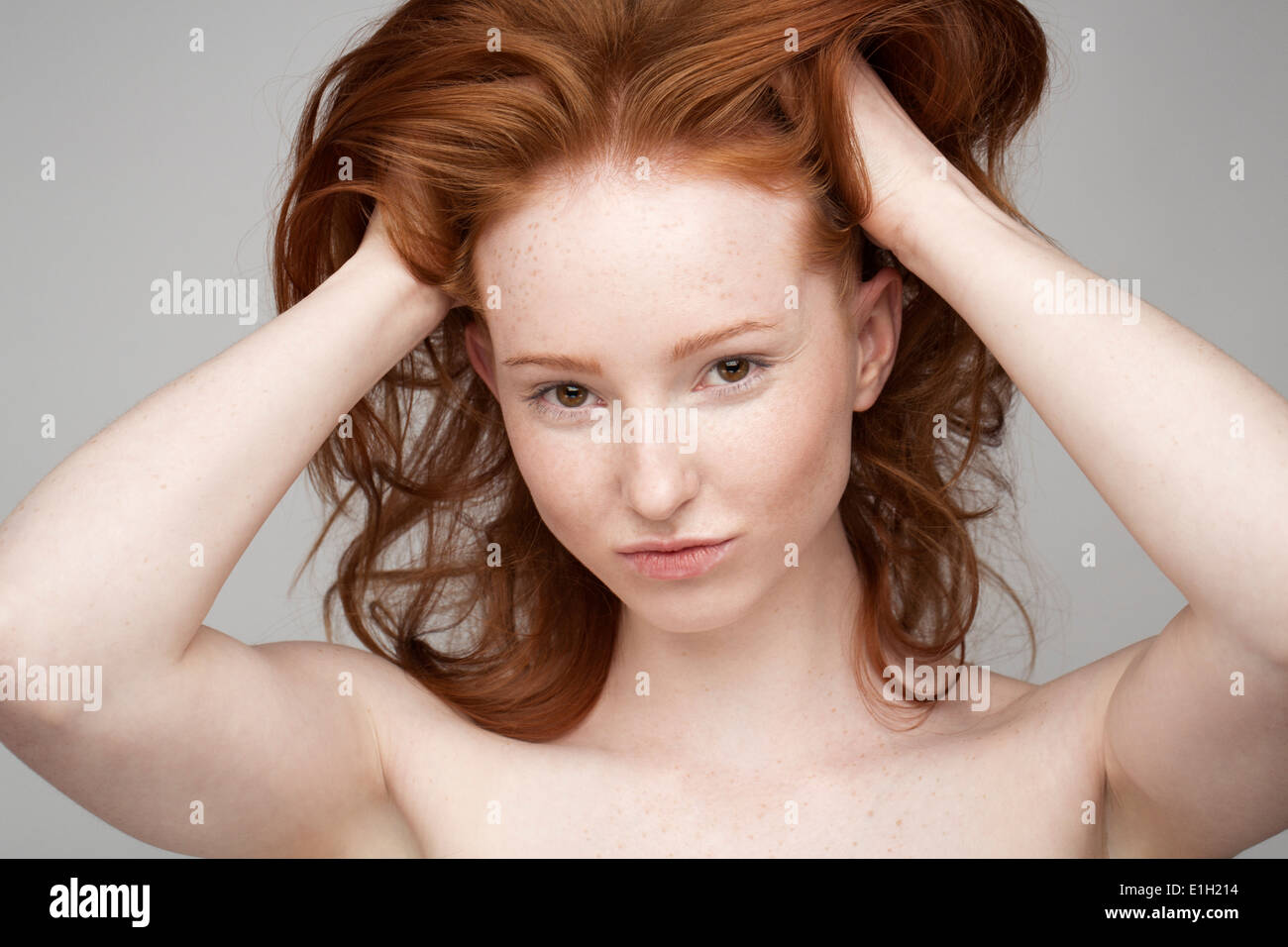 Ritratto di giovane donna, mani nei capelli Foto Stock