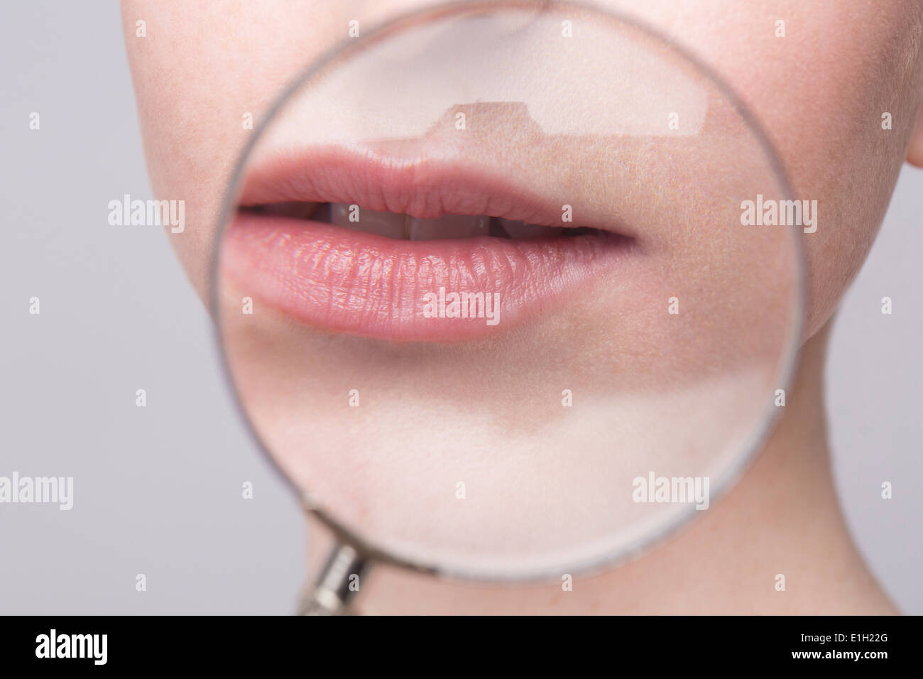 Ritratto di giovane donna, lente di ingrandimento sulla bocca Foto Stock
