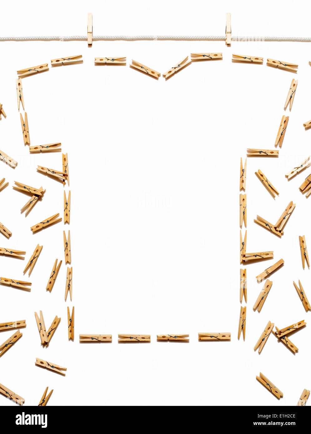 Linea di abbigliamento e white tshirt delineato con clothespins Foto Stock