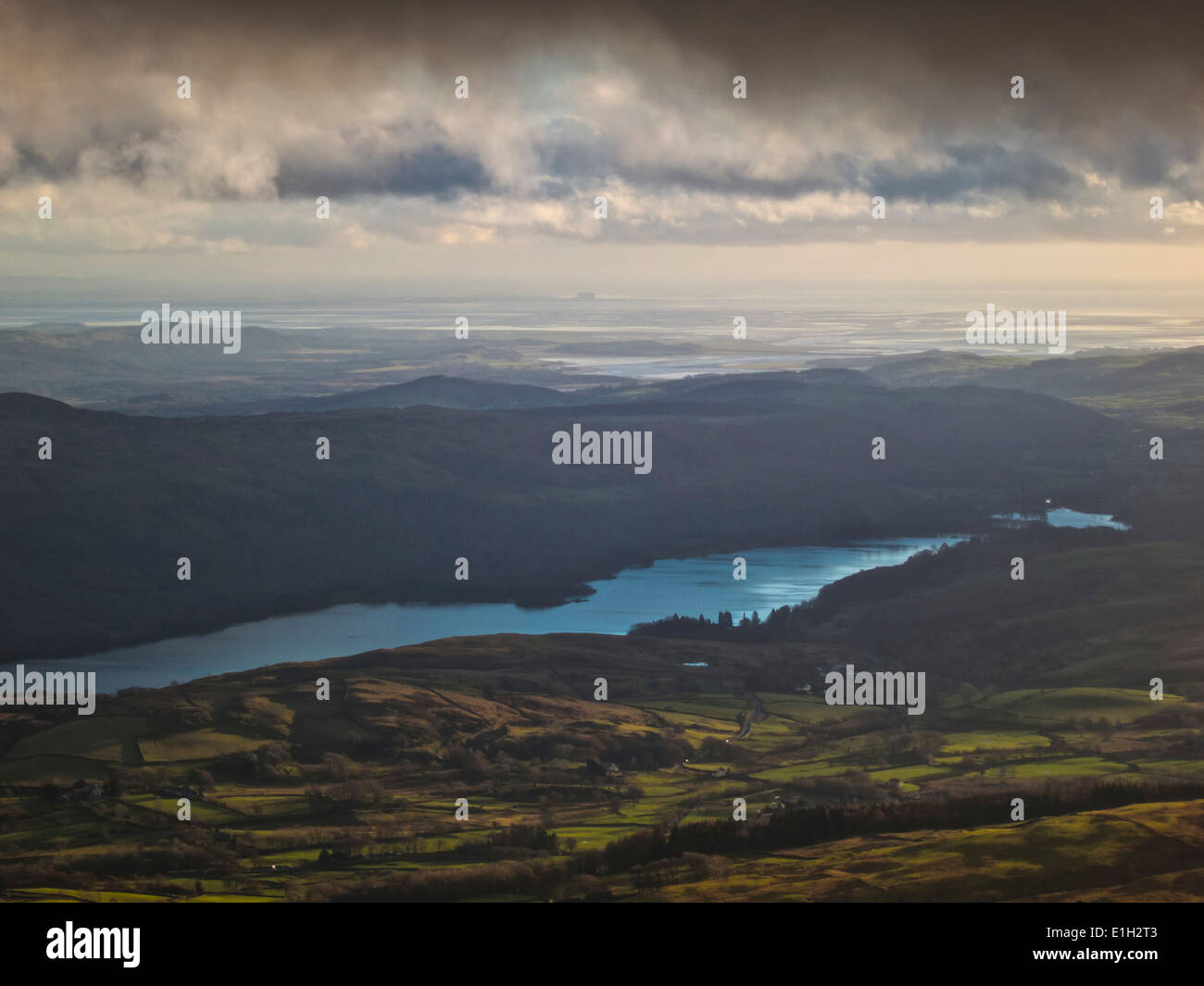 Vista sul lago Coniston nel distretto dei laghi inglesi con Il mare e la centrale nucleare di Heysham dal Vecchio Uomo di Coniston Foto Stock
