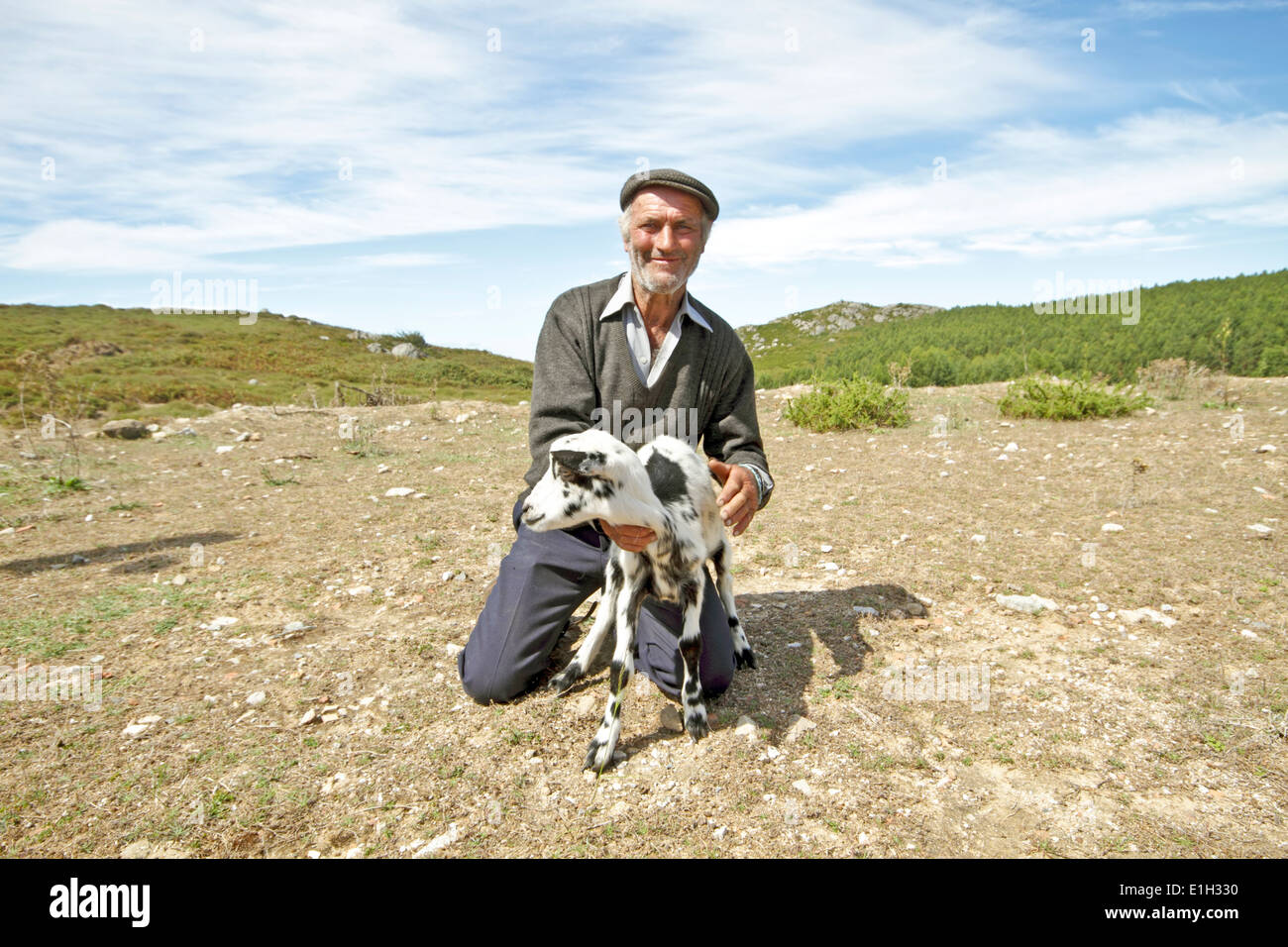 Pastore con la sua capra in campagna dal Portogallo Foto Stock