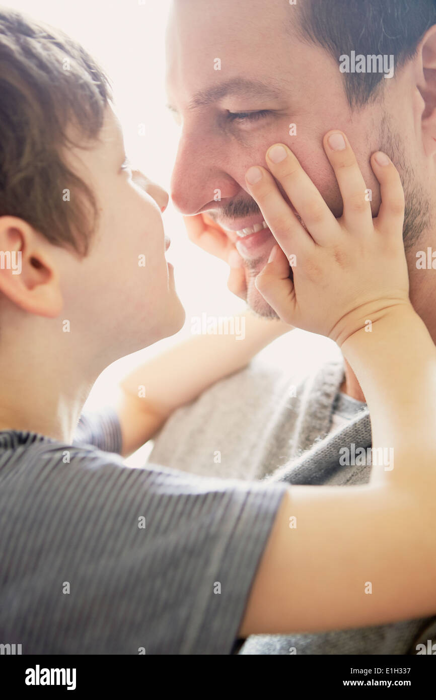 Ragazzo che mostra affetto di padre Foto Stock