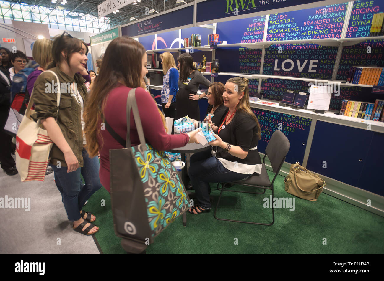 Romanziere Jennifer L. Armentrout segni di libri per i suoi fans Foto Stock