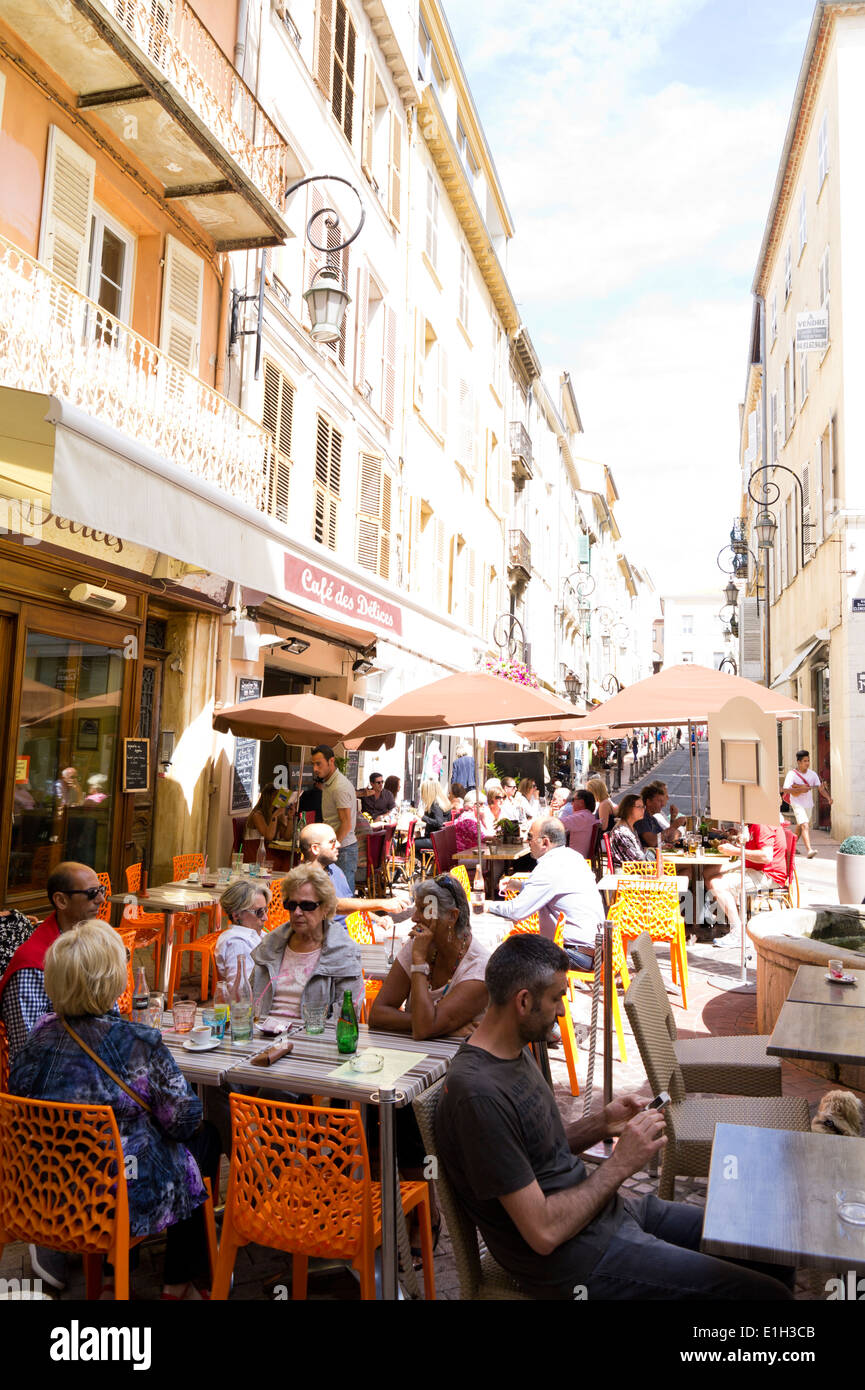 La gente seduta fuori a pavement cafe Antibes città vecchia, Cote d'Azur, in Francia Foto Stock