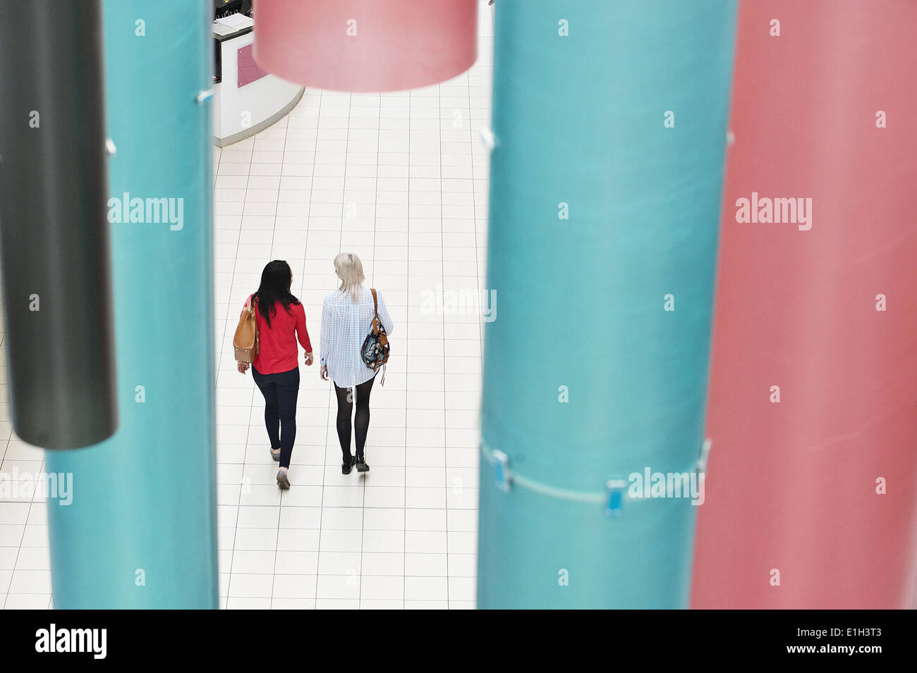 Due giovani donne a piedi, angolo alto Foto Stock