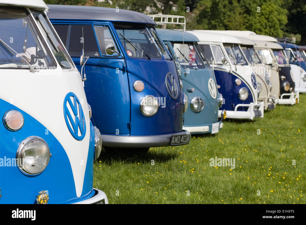 Linea di VW Split Screen Volkswagen camper a VW mostra Foto Stock