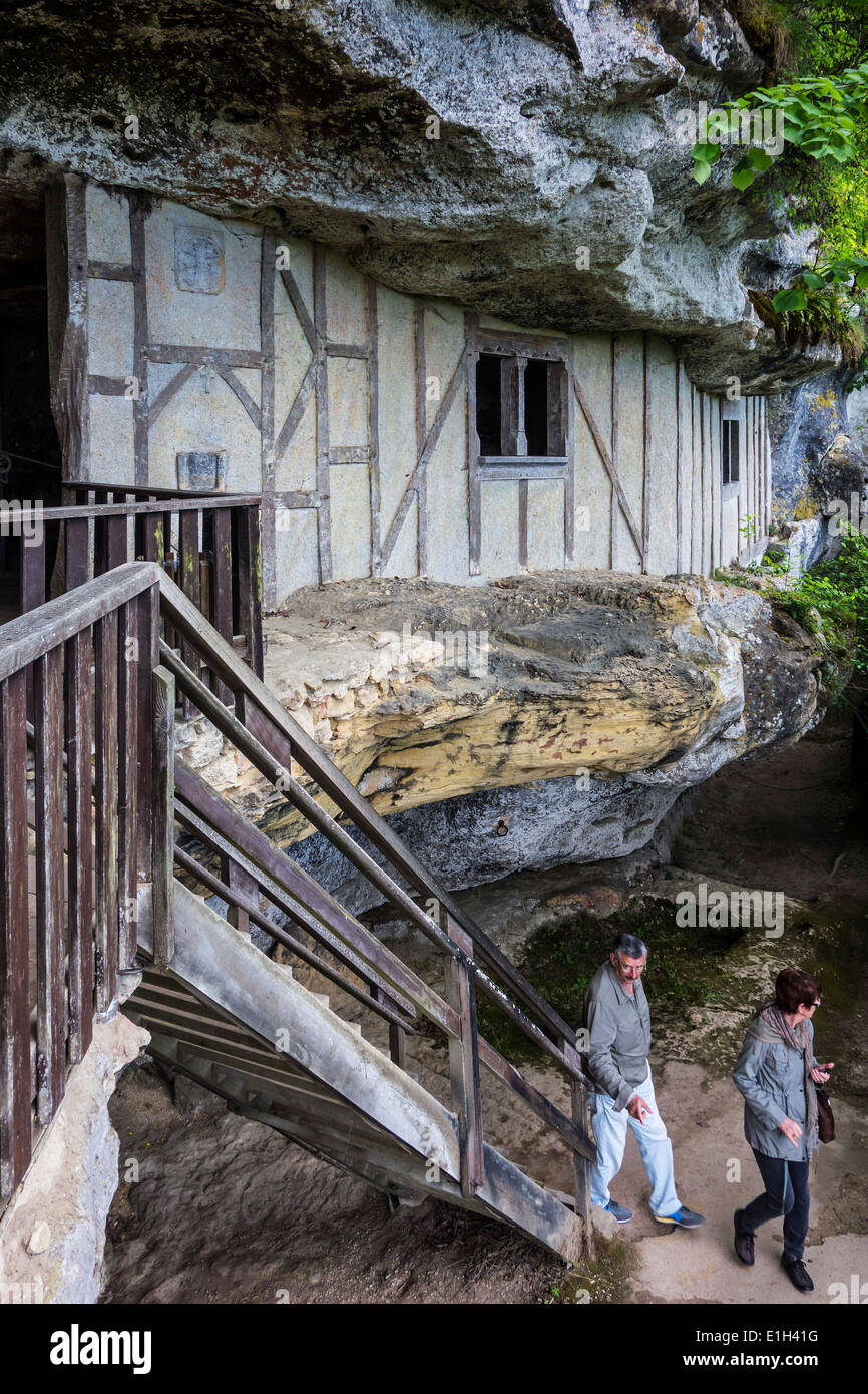 Semi-case con travi di legno a fortificata città troglodita di La Roque Saint-Christophe, Peyzac-le-Moustier, Dordogne, Francia Foto Stock