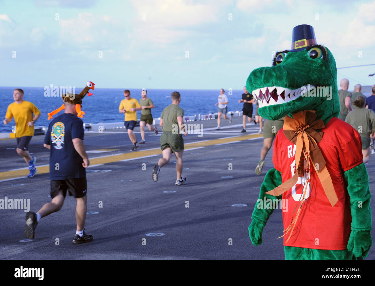 Il predatore Gator, la mascotte per assalto anfibio nave USS Makin Island (LHD 8), cheers U.S. Marinai e Marines particip Foto Stock