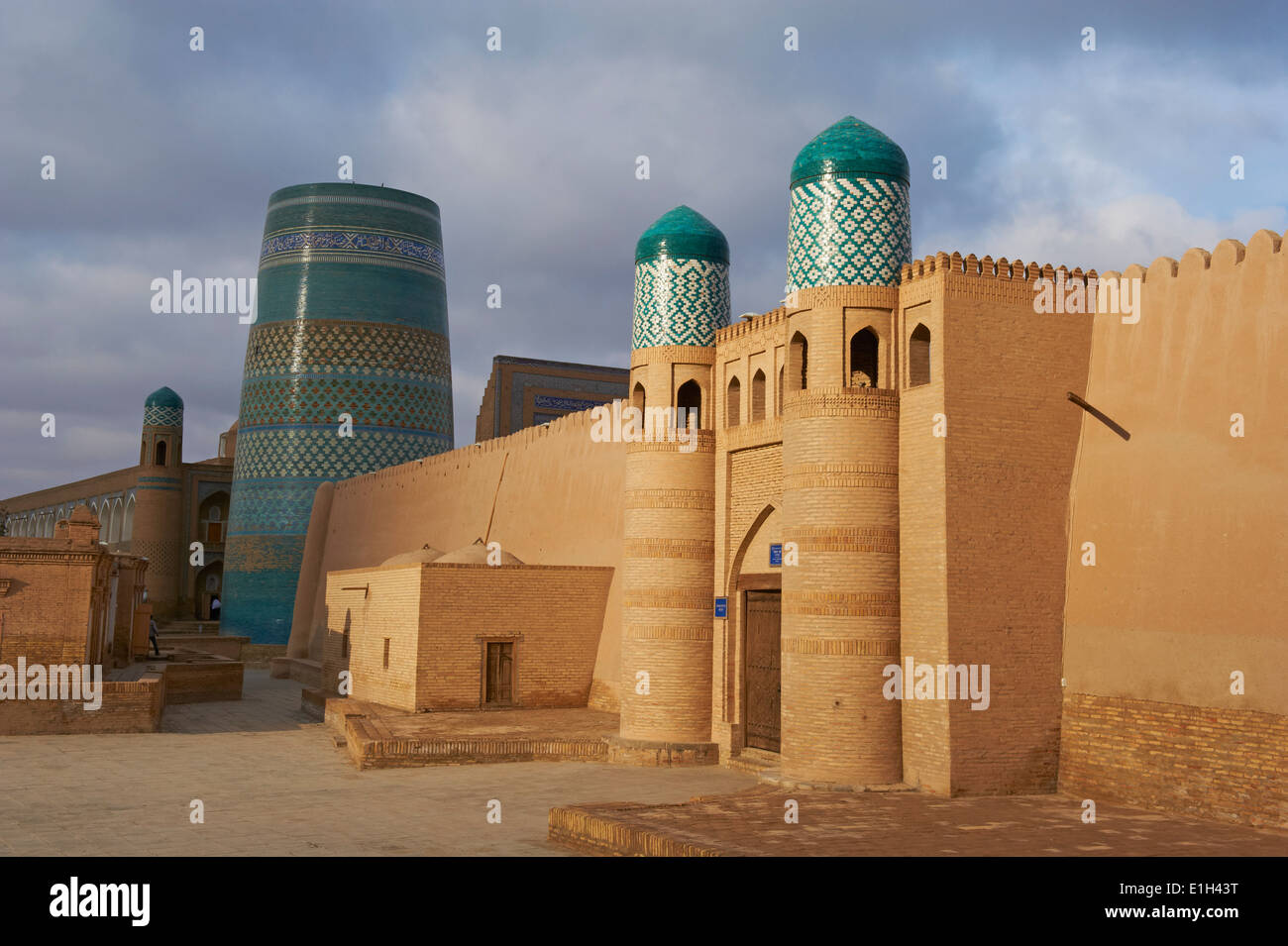 Uzbekistan, Khiva, Patrimonio Mondiale dell Unesco, Arca fortezza e ingresso Kalta Minar Foto Stock