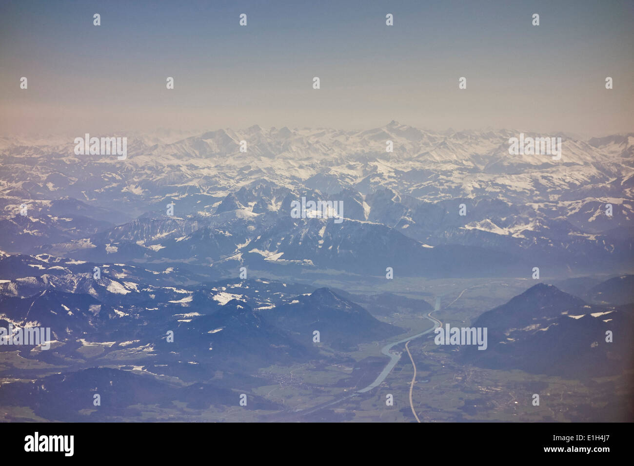 Birdseye vista delle Alpi tedesche, a sud di Monaco di Baviera, Germania Foto Stock