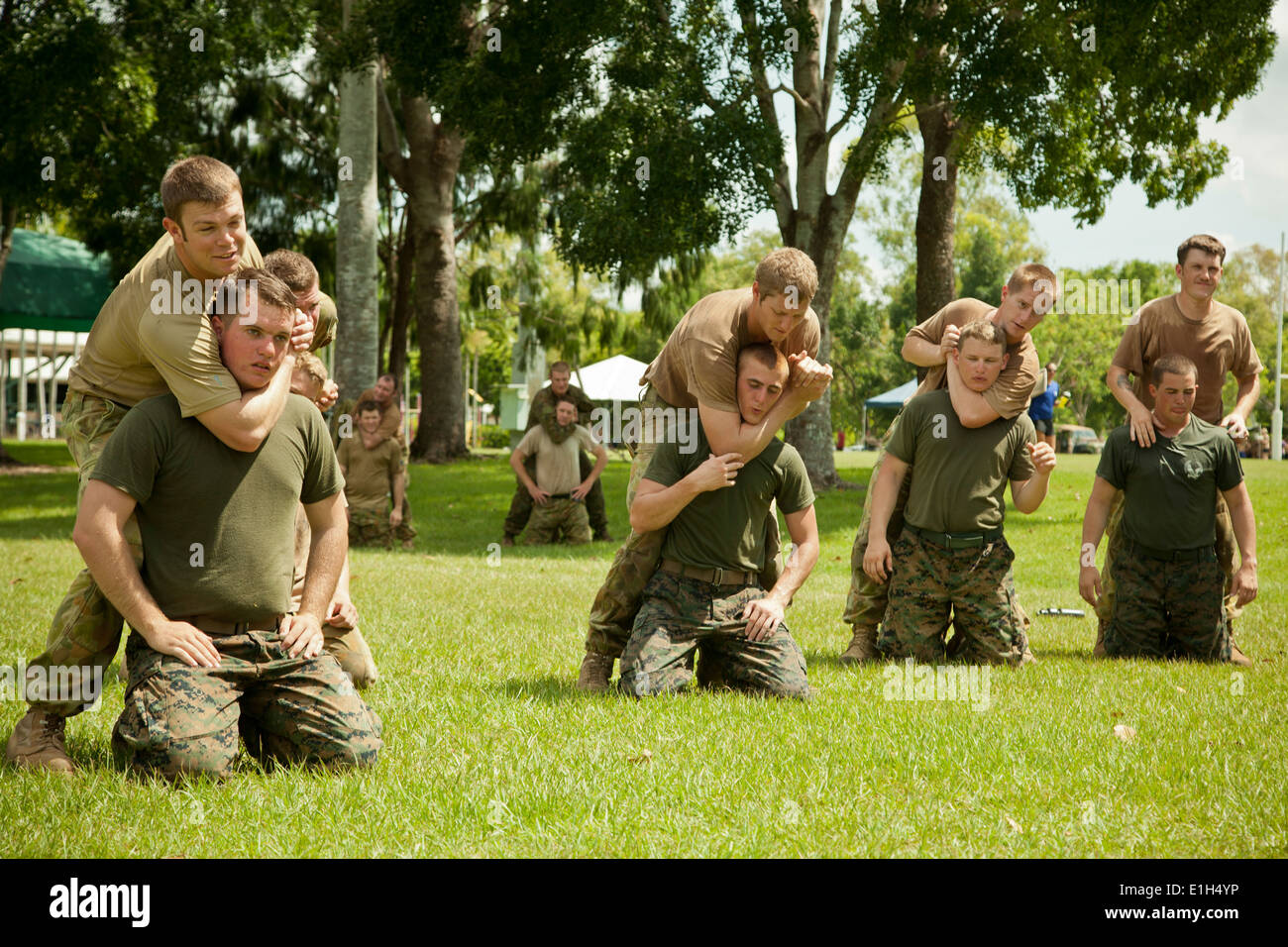 Esercito Australiano soldati dal 5° Battaglione, Royal Australian reggimento strozzatura pratica tecniche di attesa negli Stati Uniti. Marines assig Foto Stock
