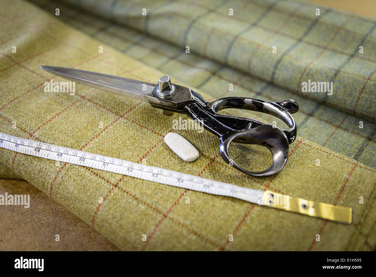 Harris Tweed materiale e forbici nella fabbrica di abbigliamento Foto Stock