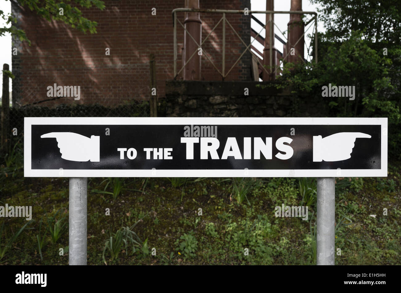 Segno ambiguo che puntano a due direzioni per i treni nel Regno Unito Foto Stock