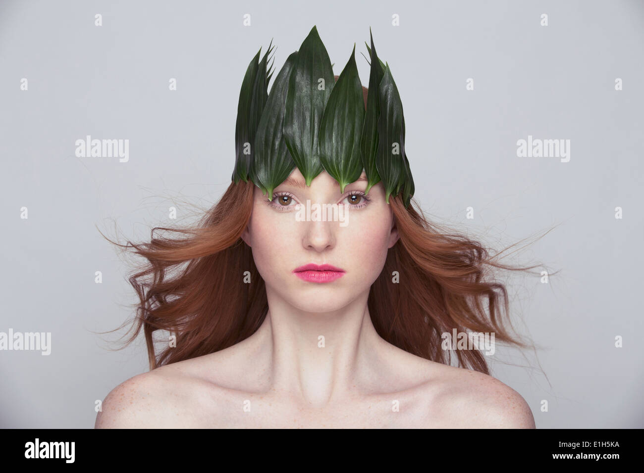 Giovane donna che indossa la corona di foglie Foto Stock
