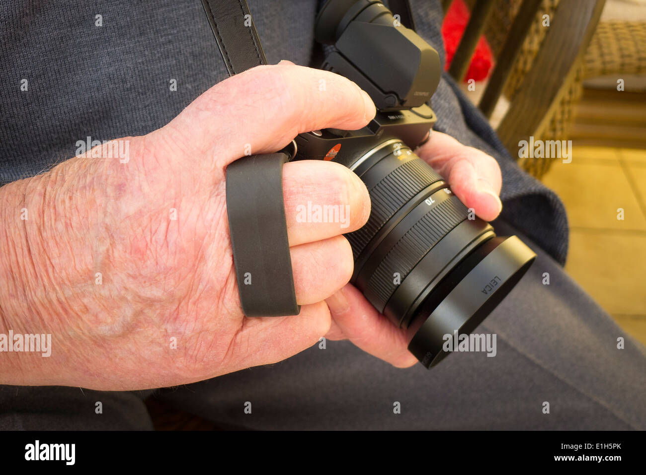 Dimostrazione di utilizzo di Leica anello dito attaccata alla fotocamera impugnatura per una maggiore sicurezza Foto Stock
